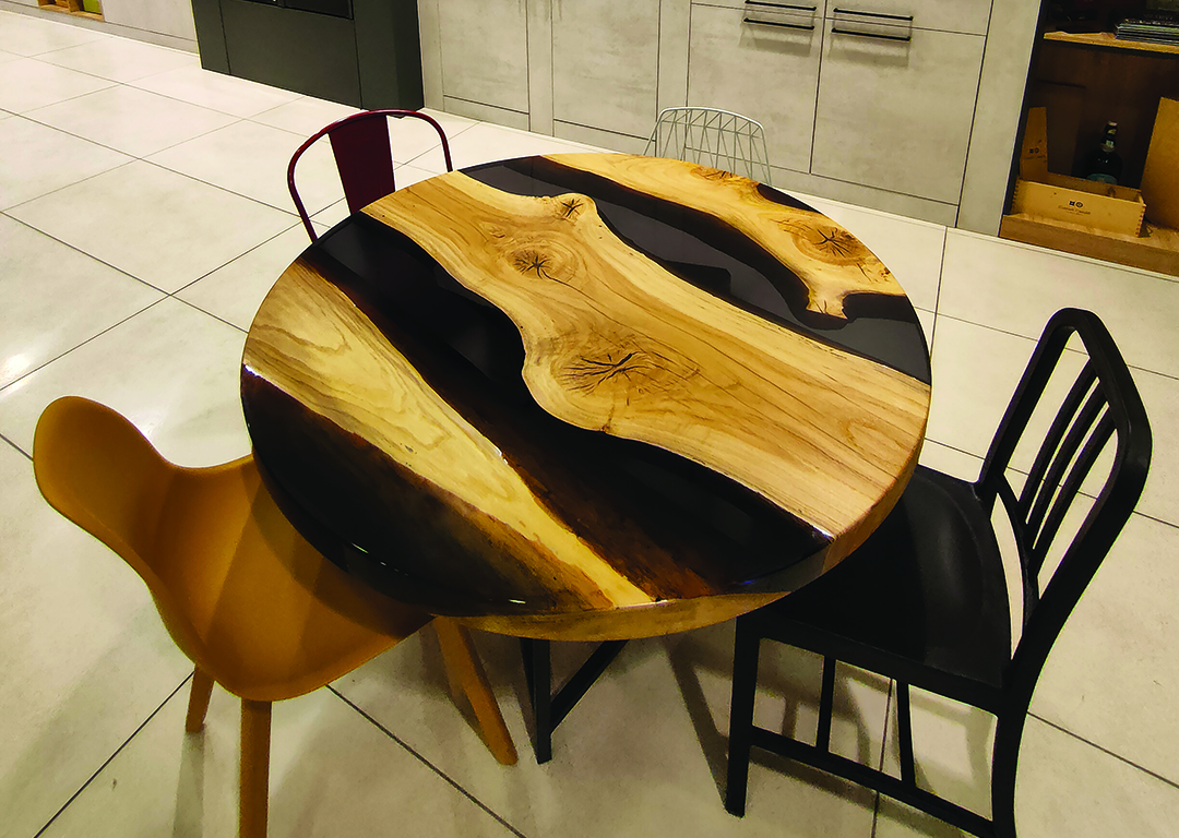 Creazione di un tavolo in legno e resina rotondo