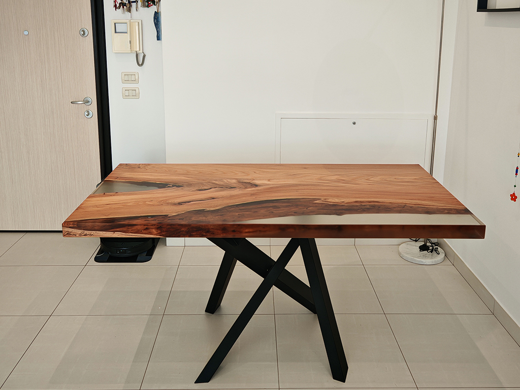 Come abbinare tavoli in resina e legno con sedie e complementi